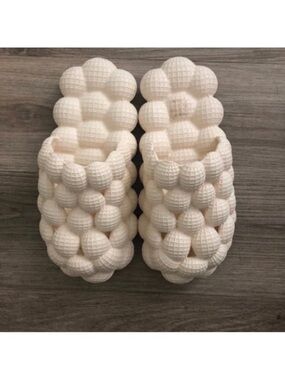 SHEIN Cream Bubble Slippers